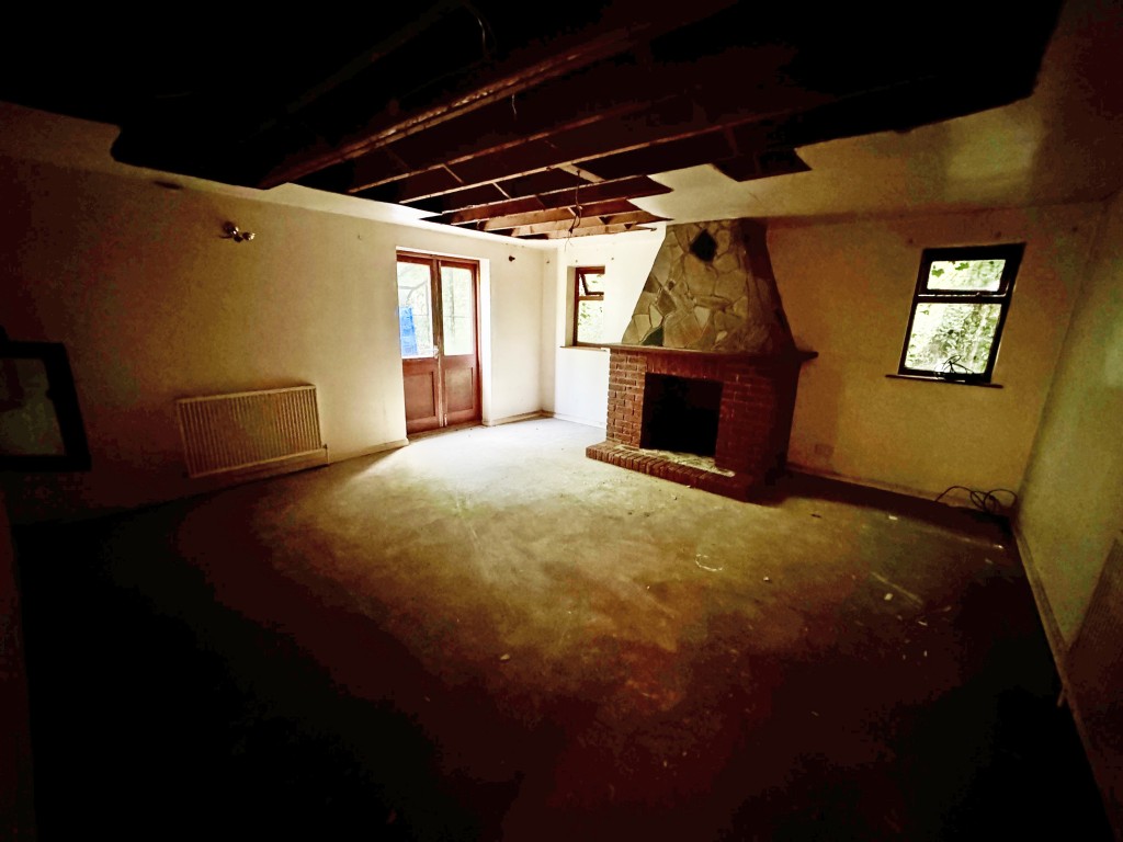 Lot: 147 - DETACHED TWO STOREY DWELLING IN ALMOST ONE ACRE WITH POTENTIAL - Living room